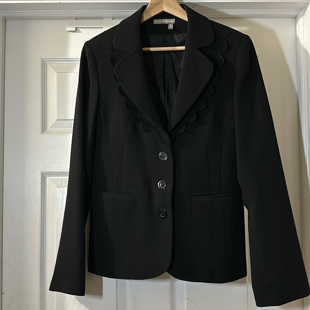 Tristan & Iseult Sz 8 Vintage 1990’s black blazer with cut work lapel detailing.